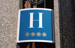 Los precios hoteleros caen un 6,6% en octubre Placa de H 4 estrellas