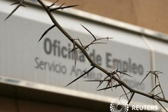El Gobierno prevé una mejora del mercado laboral a final de año Un cartel de una oficina del paro en Sevilla