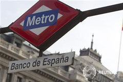 El Gobierno nombra a Oliver Wyman y Roland Berger como auditores Un cartel de metro junto a la sede del Banco de España
