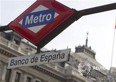 Un cartel de metro junto a la sede del Banco de España