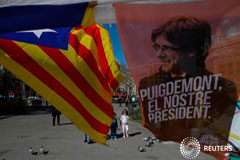 La Fiscalía alemana eleva al tribunal la petición de extradición de Puigdemont a España Un cartel en apoyo de Carles Puigdemont junto a una bandera independentista en Barcelona el 28 de marzo de 2018