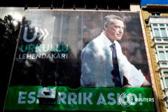 PNV y PSE pactan abrir diálogo sobre la reforma del Estatuto vasco Un cartel de agradecimiento de Iñigo Urkullu tras ganar las elecciones regionales, Bilbao, 26 de septiembre de 2016