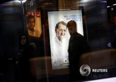 Carteles electorales del presidente del Gobierno, Mariano Rajoy (delante) y el líder socialista Pedro Sánchez, dos de los cuatro principales candidatos de las elecciones del 20 de diciembre, en una estación de cercanías en Madrid, el 11 de diciembre de 20 Carteles electorales del presidente del Gobierno, Mariano Rajoy (delante) y el líder socialista Pedro Sánchez, dos de los cuatro principales candidatos de las elecciones del 20 de diciembre, en una estación de cercanías en Madrid, el 11 de diciembre de 20
