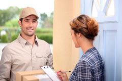 El cartero Un cartero entregando un paquete