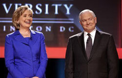 La Casa Blanca dice que retirarse de Afganistán no es una opción la secretaria de estado de EEUU, Hillary Clinton (izquierda), y el secretario de Defensa, Robert Gates , llegan a una charla sobre Poder estadounidense y persuasión en la Universidad George Washington de Washington, el 5 de octubre de 2009.