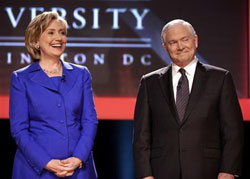 la secretaria de estado de EEUU, Hillary Clinton (izquierda), y el secretario de Defensa, Robert Gates , llegan a una charla sobre Poder estadounidense y persuasión en la Universidad George Washington de Washington, el 5 de octubre de 2009. la secretaria de estado de EEUU, Hillary Clinton (izquierda), y el secretario de Defensa, Robert Gates , llegan a una charla sobre Poder estadounidense y persuasión en la Universidad George Washington de Washington, el 5 de octubre de 2009.