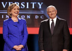 la secretaria de estado de EEUU, Hillary Clinton (izquierda), y el secretario de Defensa, Robert Gates , llegan a una charla sobre Poder estadounidense y persuasión en la Universidad George Washington de Washington, el 5 de octubre de 2009.