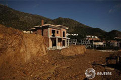 La venta de viviendas en España acelera la caída en febrero una casa sin terminar cerca de un edicio residencial a medias en Benalmádena, cerca de Málaga