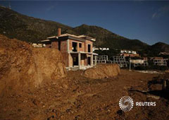 una casa sin terminar cerca de un edicio residencial a medias en Benalmádena, cerca de Málaga