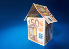 Una casita hecha con billetes de 50 euros.