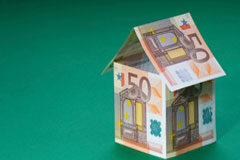 Propuestas al Ministro de Fomento contra la crisis inmobiliaria Una casita hecha con billetes de 50 euros.