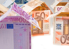 Casitas montadas con billetes de euros