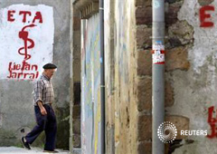 Un hombre pasa junto a un grafiti de ETA en Goizueta