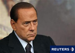 Berlusconi escucha a la prensa durante una rueda de prensa el 9 de febrero de 2011 en Roma.