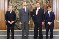 Felipe VI recibe en audiencia al director general de Thomson Reuters, Alejandro Castex Su Majestad el Rey junto a los asistentes a la audiencia, Luis María Cazorla Prieto, Juan José Laborda y Alejandro Castex