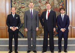 Su Majestad el Rey junto a los asistentes a la audiencia, Luis María Cazorla Prieto, Juan José Laborda y Alejandro Castex