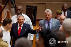 Díaz-Canel promete seguir el legado de los Castro tras jurar como presidente de Cuba Raúl Castro y Miguel Díaz-Canel en el Parlamento cubano el 18 de abril de 2018
