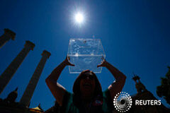 Cataluña prevé declarar la independencia en 48 horas si gana el sí en octubre Un voluntario muestra una urna vacía en una manifestación a favor de la independencia en Barcelona, el 11 de junio de 2017