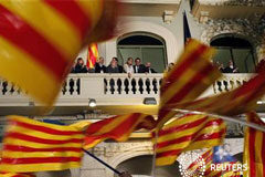 Los socialistas catalanes no ven «condiciones» para pactar con CiU el candidato de CiU Artur Mas saluda a sus partidariso desde un balcón en Barcelona, el 25 de noviembre de 2012