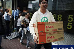 Japón se prepara para una potencial catástrofe radioactiva Una familia compra cajas de leche en polvo japonesa en una tienda de Hong Kong, el 15 de marzo de 2011.