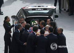 El ataúd con los restos mortales de la duquesa de Alba llega al Ayuntamiento de Sevilla, el 20 de noviembre de 2014