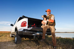 No se cazarán más lobos en Castilla y León Cazador con perro en el coche.