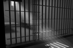 ¿Se puede limitar lo ya restringido? El uso de los medios coercitivos en prisión Celda de una carcel