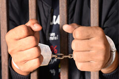 Una perspectiva penitenciaria sobre el coronavirus. Datos para saber. Situaciones para pensar Imagen de unas manos en una celda