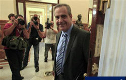 PSOE y PNV pactan las causas del despido objetivo en el Congreso el minitsro de Trabajo, Celestino Corbacho (D), llega a una sesión parlamentaria en el Congreso en Madrid el 22 de junio de 2010.