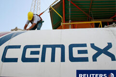 La Unión Europea inicia una investigación a varias cementeras Un trabajador en la empresa Cemex