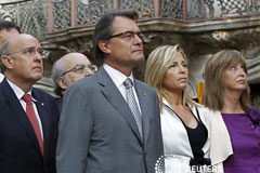 La Diada, nuevo dolor de cabeza para Rajoy El presidente regional, Artur Mas (C), y miembros de su equipo participan en una ceremonia en Barcelona el 11 de septiembre de 2012