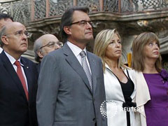 El presidente regional, Artur Mas (C), y miembros de su equipo participan en una ceremonia en Barcelona el 11 de septiembre de 2012