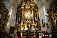 Hallados cuatro posibles enterramientos de Cervantes en una iglesia de Madrid Dos expertos usan un georradar en el convento de las Trinitarias de Madrid