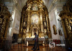 Dos expertos usan un georradar en el convento de las Trinitarias de Madrid