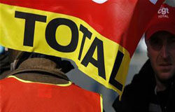 Francia promete el suministro mientras sigue la huelga de Total varios trabajadores de Total y representantes de la CGT asisten a una manifestación en Donges, cerca de Nantes, el 19 de febrero de 2010.