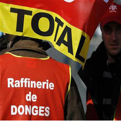 varios trabajadores de Total y representantes de la CGT asisten a una manifestación en Donges, cerca de Nantes, el 19 de febrero de 2010. varios trabajadores de Total y representantes de la CGT asisten a una manifestación en Donges, cerca de Nantes, el 19 de febrero de 2010.