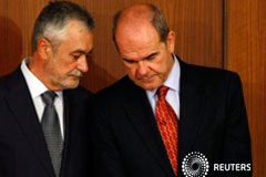 El juez abre juicio oral a Griñán y Chaves Griñán (izq.) y Chaves en Sevilla, 23 de abril de 2009