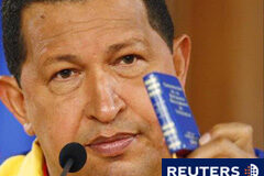 Chávez ve al socialismo fuerte pese al revés en las legislativas En la imagen, el presidente Hugo Chávez sostiene una copia de la constitución del país durante una rueda de prensa en el Palacio de Miraflores, en Caracas, el 27 de septiembre de 2010.