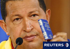 En la imagen, el presidente Hugo Chávez sostiene una copia de la constitución del país durante una rueda de prensa en el Palacio de Miraflores, en Caracas, el 27 de septiembre de 2010.