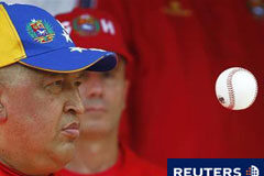 Chávez se examinará en Cuba tras acabar con la quimioterapia Chávez mira una bola de beisbol en una rueda de prensa en el palacio de Miraflores,
