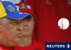 Chávez mira una bola de beisbol en una rueda de prensa en el palacio de Miraflores,