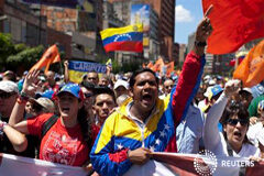 La salud del presidente Chávez empeora por una grave infección Seguidores de la oposición ondena banderas venezolanas y gritan eslóganes durante una manifestación en Caracas, el 3 de marzo, pidiendo pruebas de que el mandatario Chávez está aún vivo y sigue al frente del país
