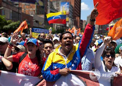 Seguidores de la oposición ondena banderas venezolanas y gritan eslóganes durante una manifestación en Caracas, el 3 de marzo, pidiendo pruebas de que el mandatario Chávez está aún vivo y sigue al frente del país