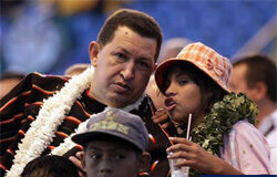 La izquierda arropa a Chávez en el día de la independencia Chávez habla con una niña durante un acto de la cumbre del ALBA en Cochabamba el 17 de octubre de 2009.
