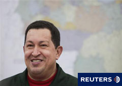 Chávez sonríe durante el Consejo de Ministros en Caracas, el 4 de enero de 2011.