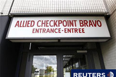 Un misterioso postor compra el «Checkpoint Bravo» de Berlín En la imagen, un cartel del Checkpoint Bravo en el distrito berlinés de Zehlendorf, el 16 de septiembre de 2010.