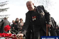 Ucrania recuerda Chernóbil, con la vista puesta en Fukushima Un "liquidador" de Chernóbil deposita flores en una ceremonia en recuerdo de las víctimas del desastre, en la ciudad siberiana de Krasnoyarsk, el 26 de abril de 2011.
