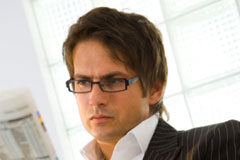 Todos al día de todo lo que pasa en el Derecho Un chico leyendo la prensa