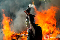 Piñera endurece su postura frente a la ola de protestas en Chile Un manifestante enmascarado gesticula frente a una barricada en llamas durante una protesta en Providencia, un barrio acomodado, en Santiago. 6 de noviembre de 2019.
