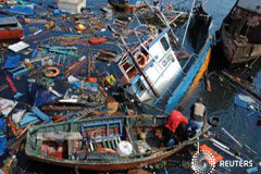 Fuerte réplica del seísmo en Chile desata breve alerta de tsunami y evacuaciones Pescadores intentan salvar sus botes tras las replicas del terremoto en el puerto norteño de Iquique, en Chile, el 2 de abril de 2014